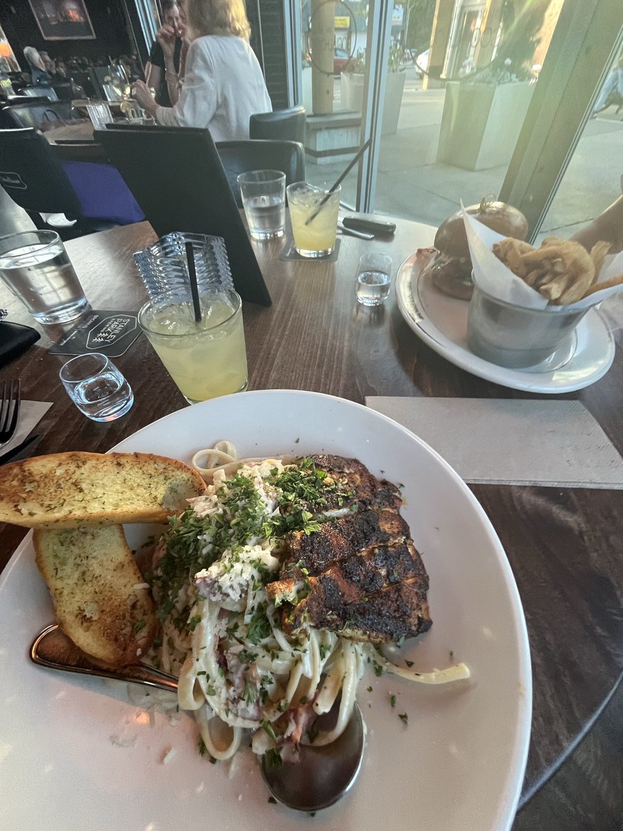 send2miku_'s tweet photo. it’s my boyfriends birthday for the fincucks pay for the birthday drinks! https://t.co/a1IDJi0U0m