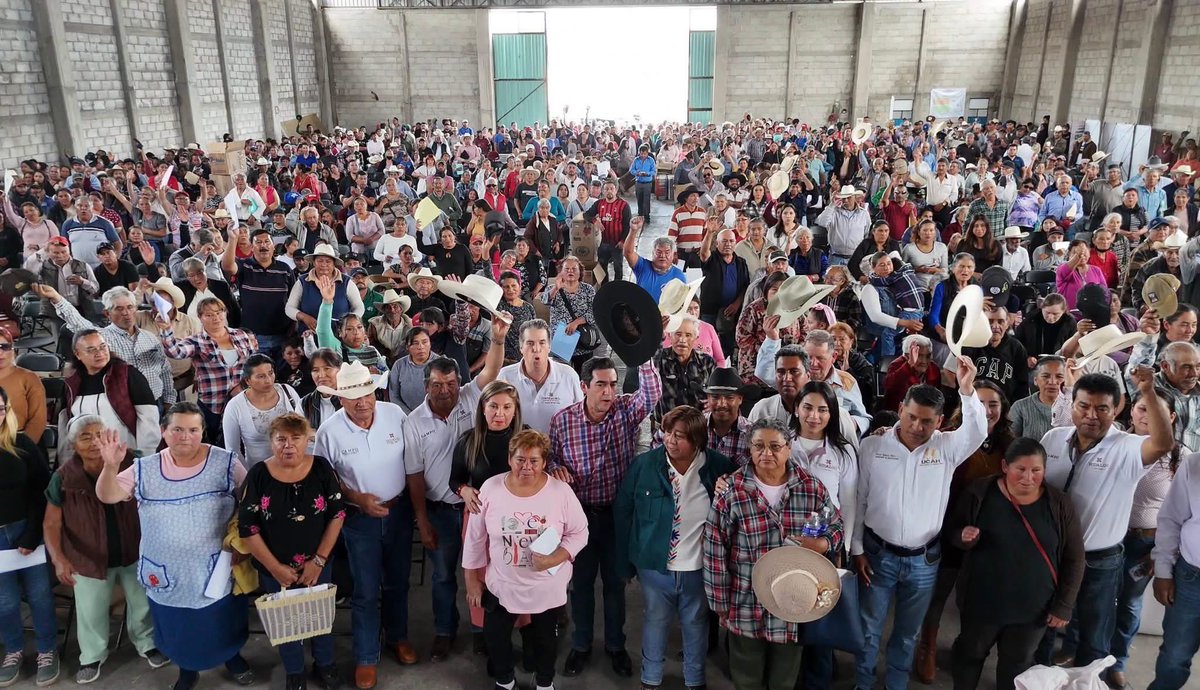 GlezNapoleon's tweet photo. En Almoloya entregamos equipamiento avícola, huertos familiares, aves, semilla de avena, cebada, jitomate y maíz, herramientas, hijuelos de maguey y vientres ovinos y porcinos

Seguimos trabajando para cumplir la visión del gob. @juliomenchaca_ y construir #ElHidalgoQueQueremos https://t.co/oEwsC9A5W8