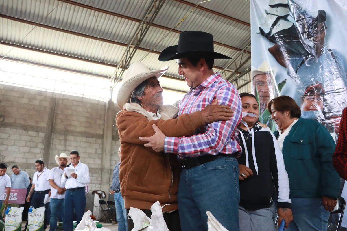 GlezNapoleon's tweet photo. En Almoloya entregamos equipamiento avícola, huertos familiares, aves, semilla de avena, cebada, jitomate y maíz, herramientas, hijuelos de maguey y vientres ovinos y porcinos

Seguimos trabajando para cumplir la visión del gob. @juliomenchaca_ y construir #ElHidalgoQueQueremos https://t.co/oEwsC9A5W8