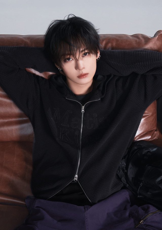 skzpopbase's tweet photo. Brand ambassador, Lee Know, stuns for Matin Kim’s 2026 fall collection!✨

LEEKNOW MATIN KIM 26FW AMBASSADOR 
#LEEKNOWxMATINKIM https://t.co/XjgpUD11Nd