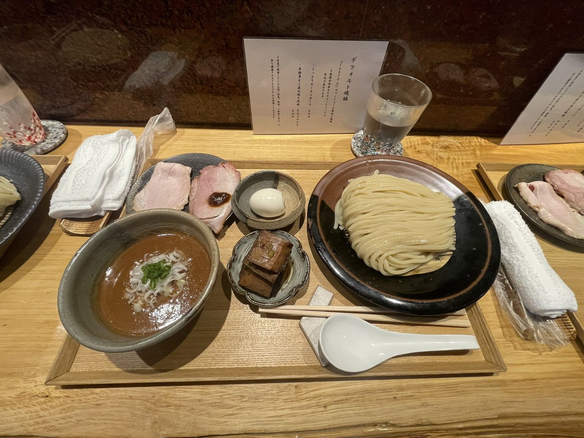 SambaKtm's tweet photo. 9月8日のお昼に🥳
ついに来ましたとみ田さん😆
入店前からドキドキのど緊張🫨‼️
１つ１つの工程が凄くてもう高級割烹店🫪
キラキラな麺✨おいし〜😆
つけ汁纏った麺を啜れば圧倒的な美味しさに😭
めちゃくちゃ美味しい🍜と貴重な体験ができ至福の時間を過ごせました☺️
#中華蕎麦とみ田
#つけ麺 https://t.co/bb2cKOd4iW