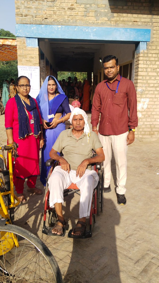 airnews_jaipur's tweet photo. हनुमानगढ़ : लोकतंत्र के महापर्व में भागीदारी निभाने पहुँचते मतदाता।
@CeoRajasthan
@SecRajasthan
@MainaDe27957706   
#RajasthanElection2026 #RajasthanLocalBodyElection #RajasthanElection #निकाय_चुनाव #नगरीय_निकाय_चुनाव https://t.co/68cAu09obR