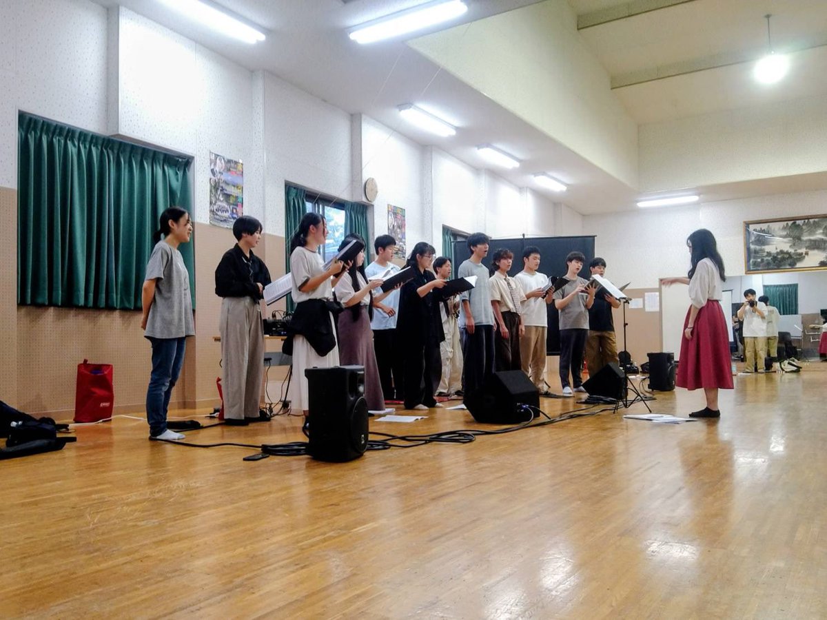 citchorusgroup's tweet photo. 合宿三日間終了しました。
楽譜の読み込みから表現の工夫やリズムの取り方など、今まで以上に考えて歌う良い機会となりました。

また、普段一緒に活動していないアカペラのメンバーとも仲を深める貴重な場になったと感じています😊

#千葉工大 #合唱 #丸富荘 #合宿 https://t.co/k4KSJod3Rx