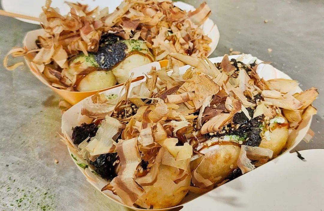 Em0panda11's tweet photo. Just tried the crispy Japanese takoyaki from the street stall down the block—warm, savory, and oozing with mayo! Perfect midnight snack after a long walk. https://t.co/jXaKVCkOtq