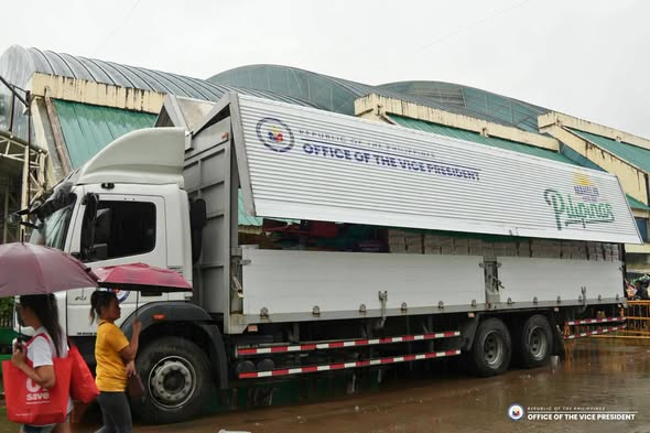 smninews's tweet photo. OVP RELIEF OPS
Nagsagawa ng relief operations ang Office of the Vice President (OVP) ngayong Miyerkules, Setyembre 9, sa Olongapo para sa mga miyembro ng LGBTQ+ community at mga mangingisda na naapektuhan ng pagbaha dulot ng Bagyong #LuisPH, #MaymayPH at #NenengPH.
πΈ OVP https://t.co/6B5SQ3G6i6