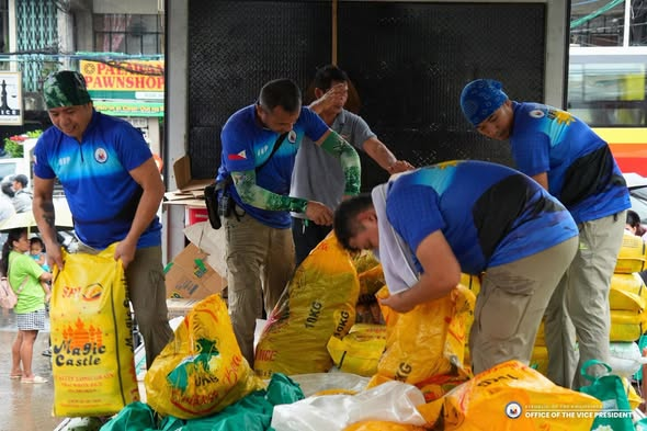 smninews's tweet photo. OVP RELIEF OPS
Nagsagawa ng relief operations ang Office of the Vice President (OVP) ngayong Miyerkules, Setyembre 9, sa Olongapo para sa mga miyembro ng LGBTQ+ community at mga mangingisda na naapektuhan ng pagbaha dulot ng Bagyong #LuisPH, #MaymayPH at #NenengPH.
πΈ OVP https://t.co/6B5SQ3G6i6