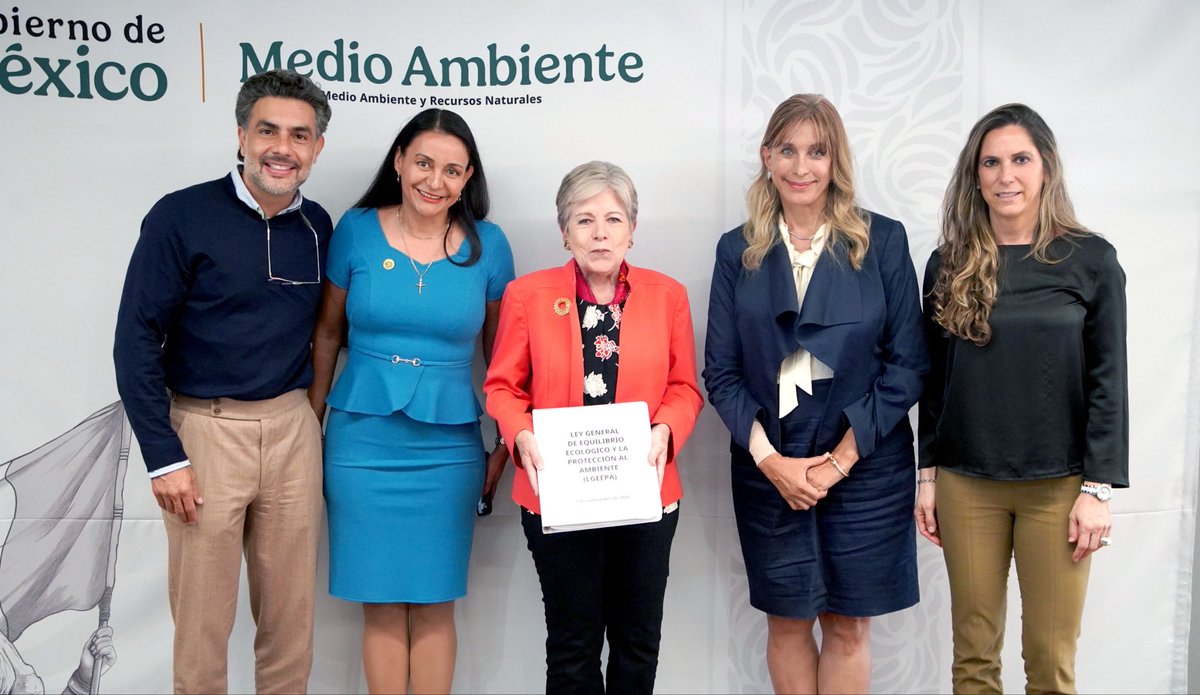 aliciabarcena's tweet photo. Sostuvimos un diálogo productivo con la Sen. @MakiOrtizD y la Dip. @BenavidesCobos sobre la Ley General de #BienestarAnimal y la gestión de la vida silvestre. Coincidimos en avanzar de un modelo fragmentado y punitivo hacia uno preventivo, coordinado y eficaz. https://t.co/Pr4nrS9WtD