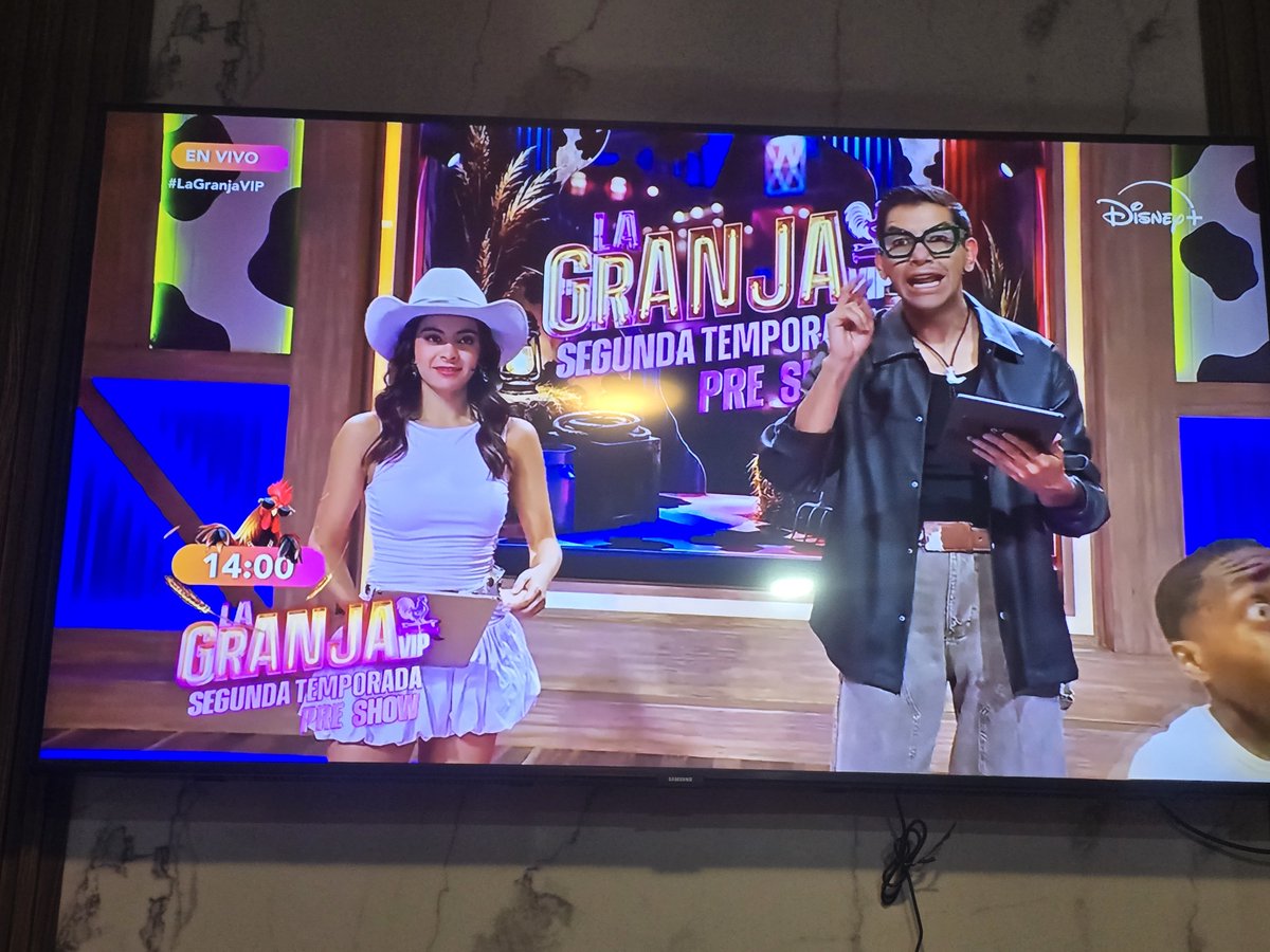 perroexplota's tweet photo. Viendo el pre show de la #LaGranjaVIP , pasen el insta de la chica linda xd https://t.co/F3Q2bpyjyD