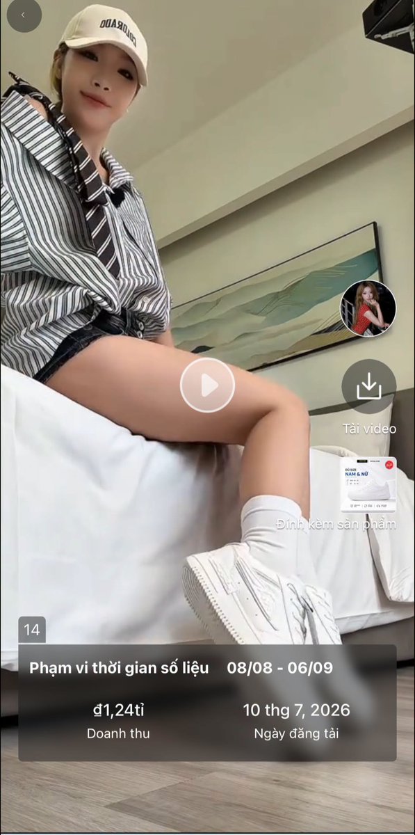 huylee889's tweet photo. 1 VIDEO, 1,24 TỶ DOANH THU TRONG 30 NGÀY. Quá khủng, nghe vô lý nhưng bạn ấy đã làm được 😮😮

Không studio xịn. Không bối cảnh cầu kỳ. Không cần cả ekip đứng sau. Chỉ có 1 người, 1 đôi giày và 3 góc quay.

Đây là một case video bán giày Kappa kinh điển, giá khoảng 631.000đ/đôi. Trong khoảng thời gian từ 08/08 đến 06/09, riêng video này ghi nhận khoảng 1,24 tỷ doanh thu, tương đương 2.210 lượt bán.

Điều đáng nói hơn là tổng doanh thu từ video của sản phẩm trong cùng giai đoạn khoảng 2,48 tỷ. Tức là chỉ một Creative đã mang về gần một nửa tổng doanh thu video của sản phẩm.

Nhìn vào con số này mới thấy, làm content bán hàng đôi khi không phải cứ đầu tư thật nhiều tiền vào bối cảnh, máy quay hay ekip là thắng.

Quan trọng hơn vẫn là sản phẩm có đủ tốt không? Nội dung có đánh đúng nhu cầu không? Và video có khiến người ta muốn xuống tiền không?

Một video đơn giản nhưng đúng insight vẫn có thể ăn đứt cả loạt video được đầu tư cầu kỳ. Đây cũng là lý do mình nghĩ thời này Creative không chỉ là làm video cho đẹp nữa. Creative tốt là Creative ra đơn.

Và 1,24 tỷ từ một video trong 30 ngày là một con số đủ để khiến bất kỳ ai đang làm content bán hàng phải ngồi xuống xem lại cách mình đang làm.