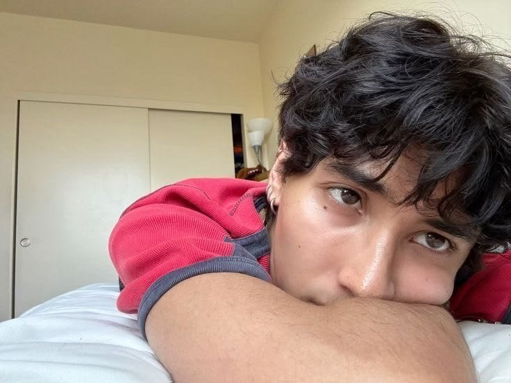 bowiecine's tweet photo. POV: você bateu a cabeça e por algum motivo (ficou maluco) aceitou a me namorar, e então essa virou a sua galeria: https://t.co/mifyH71QA4