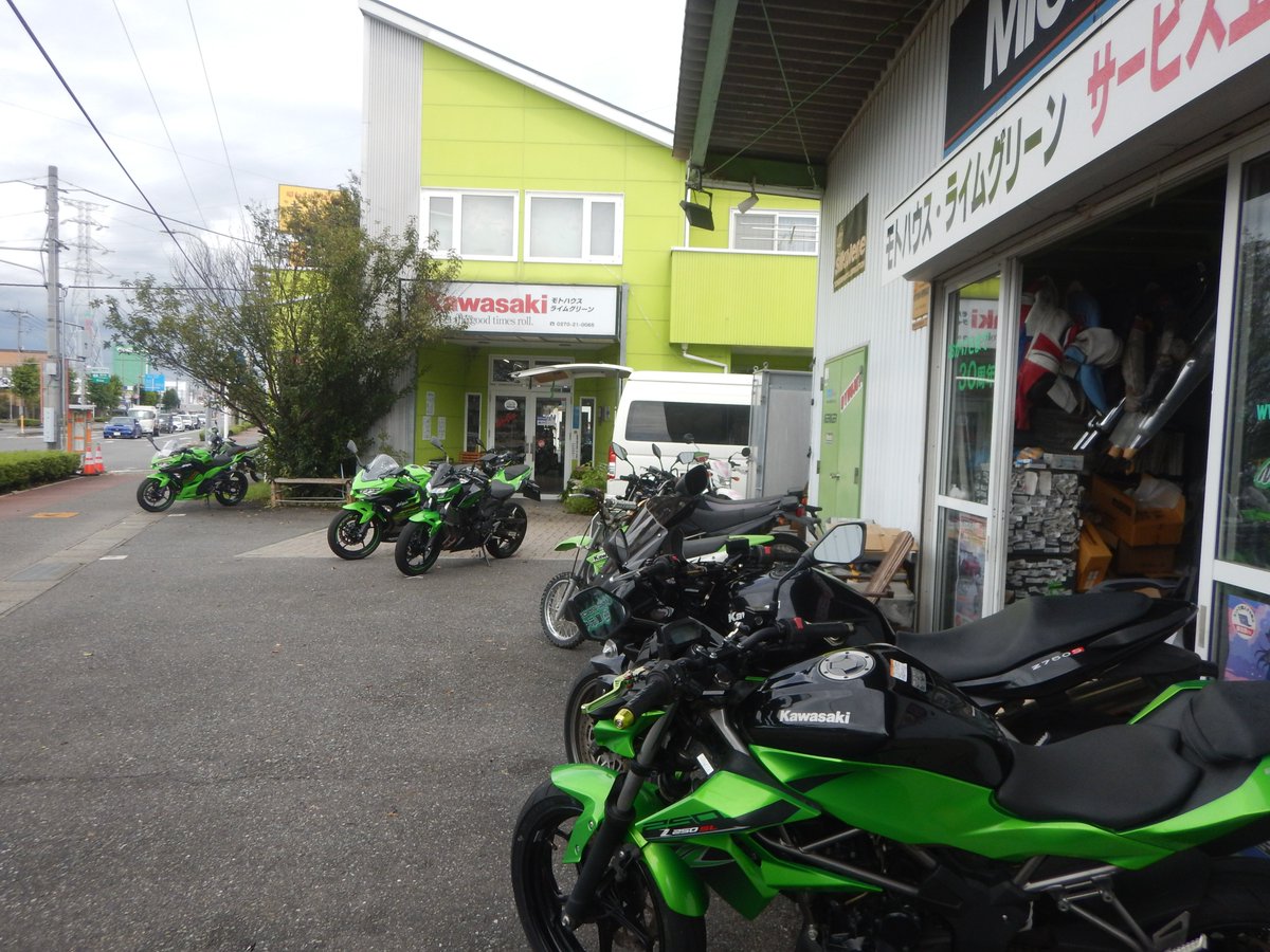 limegreen3107's tweet photo. 今日の伊勢崎は曇天☁️陽も差してちょっと暑い😮
２０２７年モデルのＮｉｎｊａ４００（ＧＹ１）が入荷いたしました😊９月５日発売✨即納できます＼(^_^)／Ｍ・Ｙグリーンがお洒落～😘
モトハウス・ライムグリーンは本日も元気いっぱい営業してます🈺　#カワサキ　#バイク　#新車　#Ninja400 https://t.co/3LXXdyElEc
