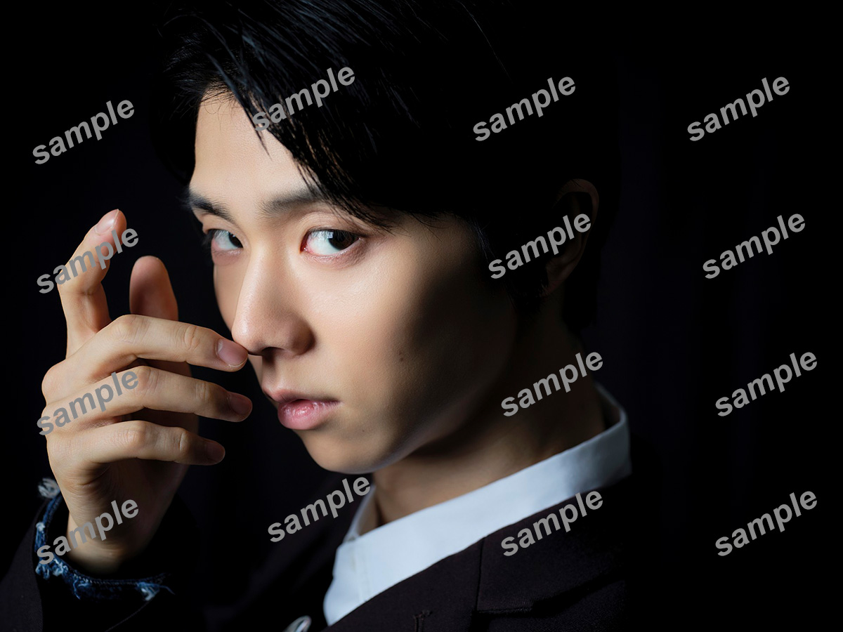 YUZURU_Shueisha's tweet photo. 12月7日発売『YUZURU2027 羽生結弦カレンダー』の予約締め切りは本日までです。全国の各書店でもご注文可能！　壁掛け版と卓上版の2タイプ。それぞれ別の特典が付いています。まだの方はぜひお見逃しなく☆
＠sunao_noto
予約はこちら⬇ 申し込み締め切りは本日まで！　ご注文はお早めに
壁掛け版
https://t.co/D9E8kFS6A1
卓上版
https://t.co/htRPAuSPR6
申し込みは９月９日まで！ 予約限定生産です！
※全国の各書店でもご注文可能です