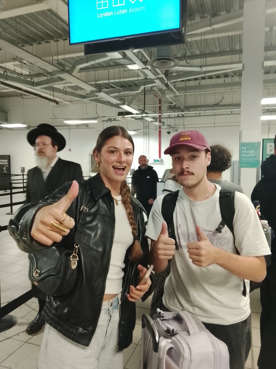 luciaovd's tweet photo. Siempre es divertido quedarse tirado en el aeropuerto! https://t.co/NRAu7gQovD