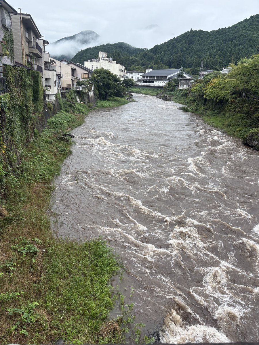 ichigoychie's tweet photo. 岐阜県郡上では雨が落ち着いていますが、町の真ん中を流れる吉田川の水量や流れの強さに畏れを感じます。

午後から雨が強く降るそうなので、引き続き、気をつけながら過ごします。

全国的にも雨予報なので、みなさんもお気をつけて🙏

#郡上八幡 https://t.co/7b1MrOPGvr