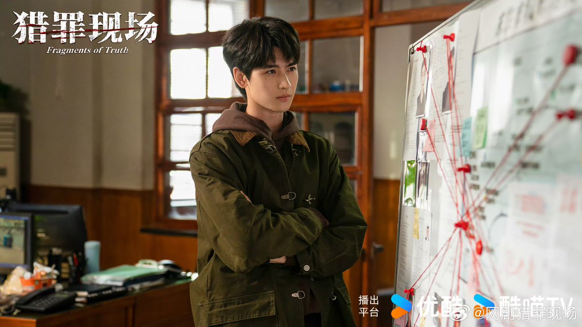 pompomcouldpuff's tweet photo. #หอจดหมายเหตุปอมปอม วันนี้จะพาตื่นเต้นไปกับเรื่องราวของ “ผู้หมวดหานหนิง” จาก #FragmentsofTruth #ล่ารอยฆาต มาทำความรู้จักกับตัวละครนี้ให้ลึกซึ้งยิ่งขึ้นไปด้วยกันค่ะ!

ถอดรหัสจิตวิทยา “หานหนิง” หน้ากากอัจฉริยะผู้ดำดิ่งสู่อาชาลึก ใน “ล่ารอยฆาต” (Fragments of Truth)

ในยุคที่ซีรีส์สืบสวนสอบสวนพยายามมองหาความแปลกใหม่ ซีรีส์เรื่อง “ล่ารอยฆาต” (Fragments of Truth) แบรนด์ซีรีส์ระทึกขวัญฟอร์มเด่นของ YOUKU ได้ส่งตัวละครที่สร้างแรงสั่นสะเทือนให้แนวนี้อีกครั้งอย่าง “หานหนิง” นายตำรวจหนุ่มผู้มาพร้อมพรสวรรค์และคำสาป ซึ่งรับบทโดยนักแสดงดาวรุ่ง #หวงจวิ้นเจี๋ย (Huang Junjie) การกลับมาในบทบาทสายดาร์กและเข้มข้นครั้งนี้ ถือเป็นการก้าวข้ามขีดจำกัดทางการแสดงที่น่าจับตามองที่สุดของเขา

ปมหลังอันมืดมน: แรงขับเคลื่อนจากฝันร้ายเมื่อ 7 ปีก่อน
เบื้องหลังแววตาที่เรียบเฉยและจริงจังของหานหนิง คือบาดแผลฉกรรจ์ในอดีต เมื่อ 7 ปีก่อน พี่สาวที่เขารักที่สุดถูกลักพาตัวและฆาตกรรมอย่างทารุณ ความเจ็บปวดจากการสูญเสียและคดีที่ไม่สามารถปิดได้ กลายเป็นไฟแค้นที่ผลักดันให้เขาเข้าสู่วงการตำรวจ เขาไม่ได้เป็นตำรวจเพียงเพื่อปกป้องความยุติธรรมตามสูตรสำเร็จ แต่ชีวิตของเขาถูกตรึงไว้กับอดีต เพื่อตามหาว่า “ใคร” คือคนร้าย และ “ทำไม” พี่สาวของเขาถึงต้องตาย หวงจวิ้นเจี๋ยสามารถถ่ายทอดความโศกเศร้าที่ซ่อนอยู่ภายใต้ท่าทีแข็งกร้าวได้อย่างชัดเจนผ่านทางสายตา

อัจฉริยะผู้อ่านใจฆาตกร: “Immersive Profiling” ดาบสองคม
ไฮไลต์ที่สำคัญที่สุดของบทบาทนี้คือ ทักษะ “การทำจิตวิทยาแบบจมดิ่ง” (Immersive Criminal Profiling) หานหนิงมีความสามารถพิเศษในการ “จำลองความคิดและพฤติกรรมของฆาตกร” เขาสามารถจินตนาการตัวเองเป็นผู้ลงมือ ดำดิ่งสู่ด้านมืดเพื่อแกะรอย ย้อนกระบวนการฆาตกรรมในหัวเพื่อหาเบาะแสที่คนอื่นมองข้าม

หนึ่งคนสองบุคลิกในทางจิตวิทยา: ทุกครั้งที่เข้าสู่โหมดแกะรอย ผู้ชมจะได้เห็นการสลับสับเปลี่ยนอารมณ์อย่างสิ้นเชิง การแสดงของหวงจวิ้นเจี๋ยต้องแบกรับความเปราะบางนี้ เขากลายเป็นทั้งตำรวจผู้ล่าและภาพสะท้อนของอาชญากรใจเหี้ยมในเวลาเดียวกัน

อันตรายจากการถูกกลืนกิน: ยิ่งเขาเข้าใจความวิปริตของคนร้ายมากเท่าไหร่ จิตใจของเขาก็ยิ่งถูกความมืดมิดกัดกินและล่อลวงให้ข้ามเส้นศีลธรรมมากเท่านั้น ความขัดแย้งภายในใจระหว่าง “เหตุผล” และ “อารมณ์” เป็นจุดที่ดึงอารมณ์ดราม่าออกมาได้อย่างทรงพลัง

ทีมเวิร์กที่คานอำนาจความบ้าคลั่ง
ความน่าสนใจของตัวละครหานหนิงคือ เขาไม่ได้เป็นฮีโร่สายลุยเดี่ยวแบบไร้เหตุผล แม้สมองจะจดจำและวิเคราะห์ได้อย่างอัจฉริยะ แต่ความเสี่ยงที่จะคลุ้มคลั่งก็ถูกควบคุมไว้ด้วยความสัมพันธ์ในทีม:

สารวัตรเหอไหล (รับบทโดย เจิ้งเสี่ยวหนิง): เปรียบเสมือนเข็มทิศและเสาหลักทางจิตใจ คอยเตือนสติไม่ให้หานหนิงถลำลึกเข้าไปในจิตใจของฆาตกรจนกู่ไม่กลับ

ผู้กองเยี่ยเฟย (รับบทโดย จางตง): ตำรวจหญิงสายลุยที่คอยซัพพอร์ตภาคสนามและควบคุมสถานการณ์จริง

“ล่ารอยฆาต” คือข้อพิสูจน์ชั้นดีว่า หวงจวิ้นเจี๋ย สามารถเติบโตและรับบทบาทที่หลากหลายขึ้นได้อย่างยอดเยี่ยม ใครที่ชอบพระเอกฉลาด นิ่ง เท่ แต่อ่อนโยน และชอบซีรีส์สืบสวนแนวคดีสั้นจบไวปมหลักน่าติดตาม ต้องห้ามพลาดเรื่องนี้เด็ดขาดค่ะ! รับชมซับไทยอย่างเป็นทางการได้แล้ววันนี้ที่แอปพลิเคชัน YOUKU