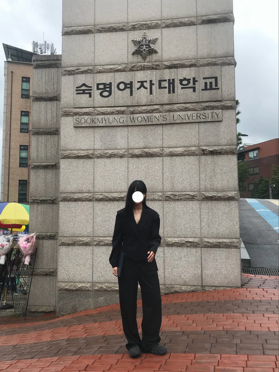 42bogy's tweet photo. 나도 드디어 척척학사 😻✌️
저는 글루미 들고 찍겠습니다
비오는날 졸업식이라서 축축한데 좋았으
빨리 브이로그 편집해야짓 ~.~ https://t.co/l3f29knXcg