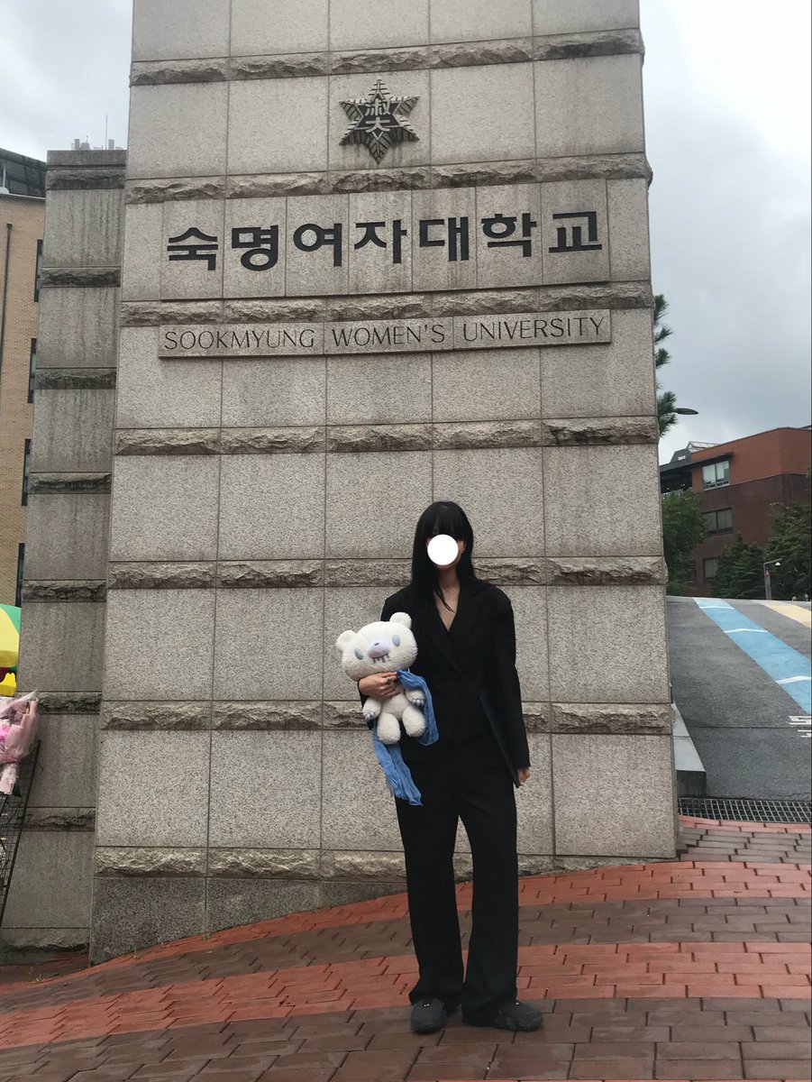 42bogy's tweet photo. 나도 드디어 척척학사 😻✌️
저는 글루미 들고 찍겠습니다
비오는날 졸업식이라서 축축한데 좋았으
빨리 브이로그 편집해야짓 ~.~ https://t.co/l3f29knXcg