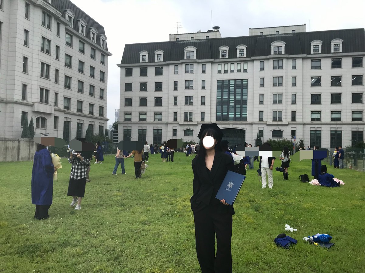 42bogy's tweet photo. 나도 드디어 척척학사 😻✌️
저는 글루미 들고 찍겠습니다
비오는날 졸업식이라서 축축한데 좋았으
빨리 브이로그 편집해야짓 ~.~ https://t.co/l3f29knXcg
