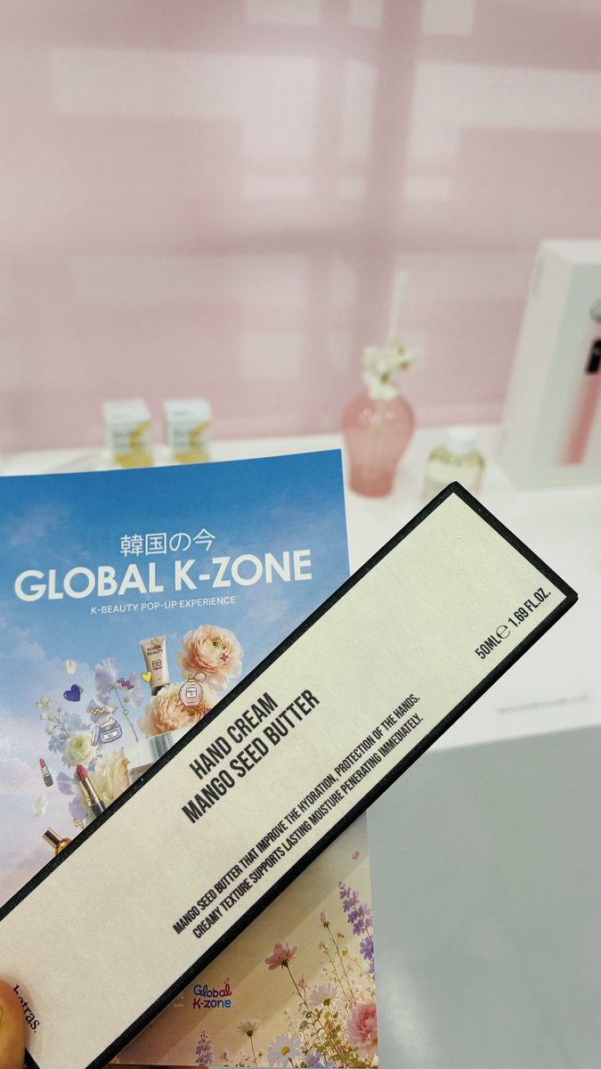 rask_k's tweet photo. GLOBAL K-ZONEに来たよ💖
韓国のコスメがいっぱいで、なんだか韓国に来た気分😍
気になるアイテムはQRコードから購入できたよ🛍️
詳しくはまた次の投稿で載せるね✨

#GLOBALKZONE #東京韓国文化院
@kccjp https://t.co/2U25IBZXUa