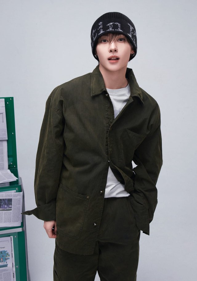 leeknowarchive's tweet photo. Lee Know embodies Matin Kim’s casual streetwear aesthetic so well 😭

LEEKNOW MATIN KIM 26FW AMBASSADOR 
#LEEKNOWxMATINKIM https://t.co/isDesjB9cC