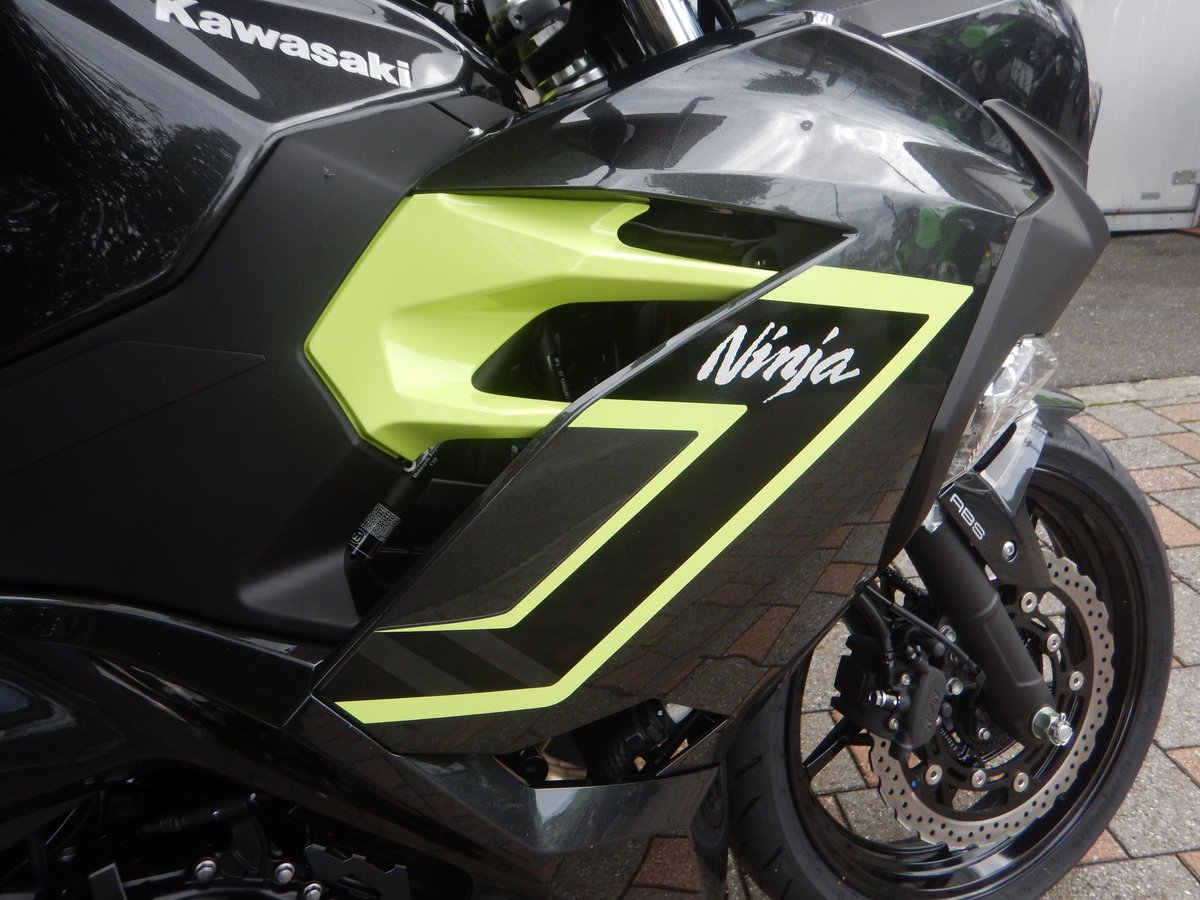 limegreen3107's tweet photo. 今日の伊勢崎は曇天☁️陽も差してちょっと暑い😮
２０２７年モデルのＮｉｎｊａ４００（ＧＹ１）が入荷いたしました😊９月５日発売✨即納できます＼(^_^)／Ｍ・Ｙグリーンがお洒落～😘
モトハウス・ライムグリーンは本日も元気いっぱい営業してます🈺　#カワサキ　#バイク　#新車　#Ninja400 https://t.co/3LXXdyElEc