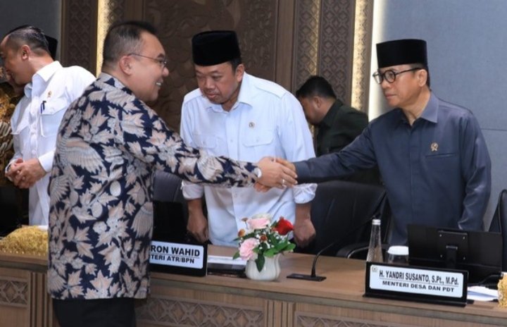 AprilmiAdn1572's tweet photo. Menteri Desa PDT Yandri Susanto merekomendasikan solusi penanganan konflik agraria di desa, khususnya yang berada di dalam atau berbatasan dengan kawasan hutan.

#Desakawasanhutan #KemendesaPDT #BangunDesaBangunIndonesia https://t.co/3UPf5i35T3