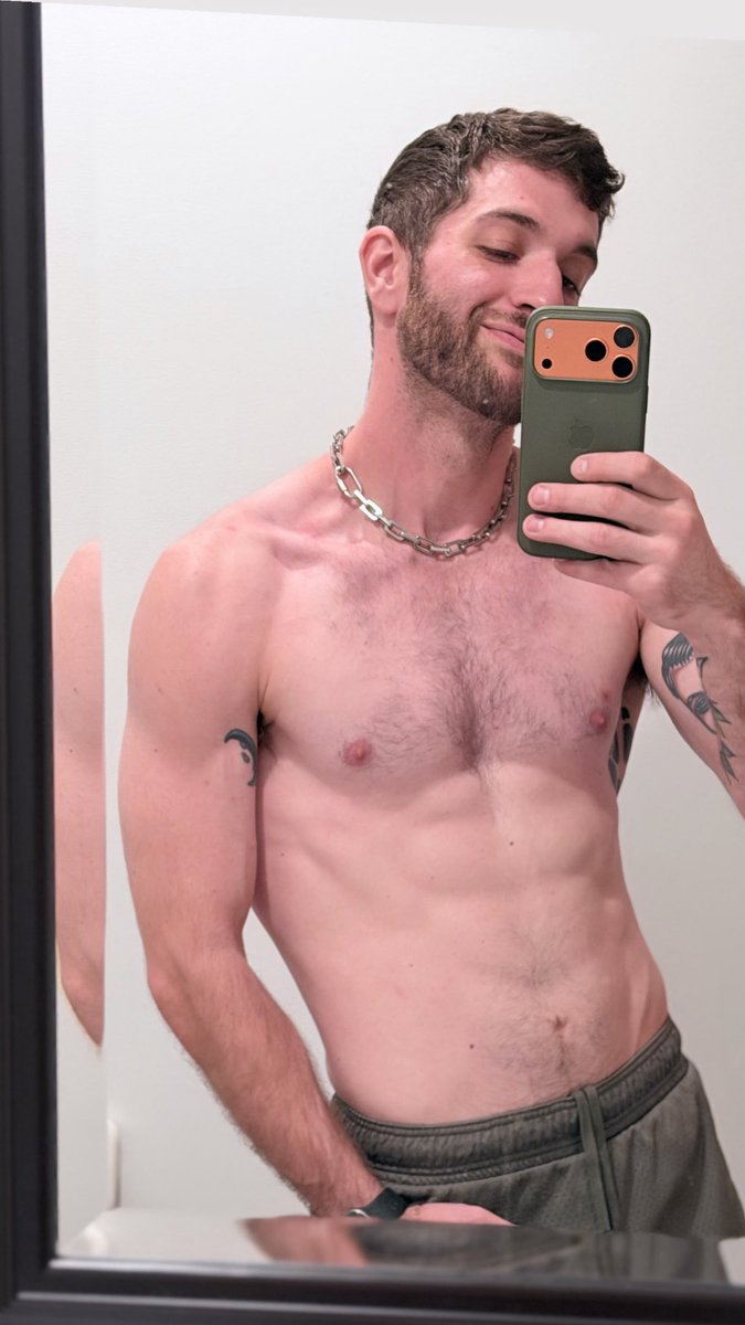 jackdjosh's tweet photo. pecs starting to cast a shadow 👀 https://t.co/Owh1k8DddR