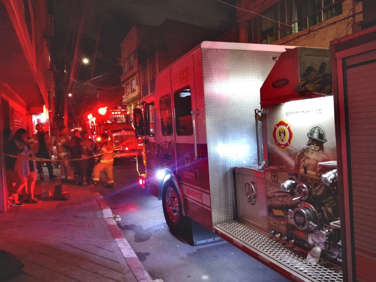 BomberosBogota's tweet photo. 🚨Controlamos un incendio estructural en una vivienda, en la Carrera 70 G con Calle 40 Sur. Se rescataron dos personas quienes resultaron lesionadas y fueron entregadas a @SectorSalud. Se asegura el área. https://t.co/FRoNGO8sYP