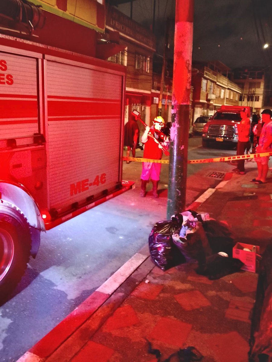 BomberosBogota's tweet photo. 🚨Controlamos un incendio estructural en una vivienda, en la Carrera 70 G con Calle 40 Sur. Se rescataron dos personas quienes resultaron lesionadas y fueron entregadas a @SectorSalud. Se asegura el área. https://t.co/FRoNGO8sYP