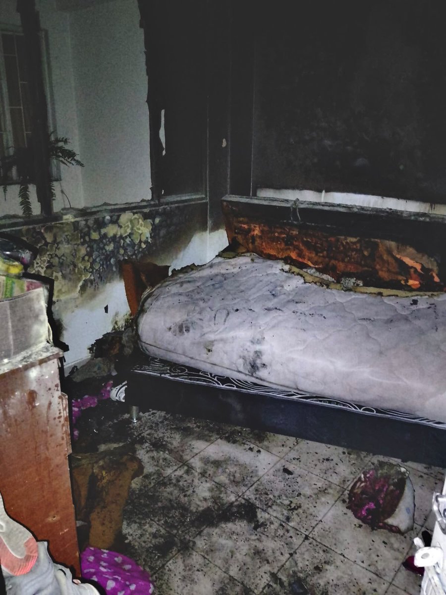 BomberosBogota's tweet photo. 🚨Controlamos un incendio estructural en una vivienda, en la Carrera 70 G con Calle 40 Sur. Se rescataron dos personas quienes resultaron lesionadas y fueron entregadas a @SectorSalud. Se asegura el área. https://t.co/FRoNGO8sYP