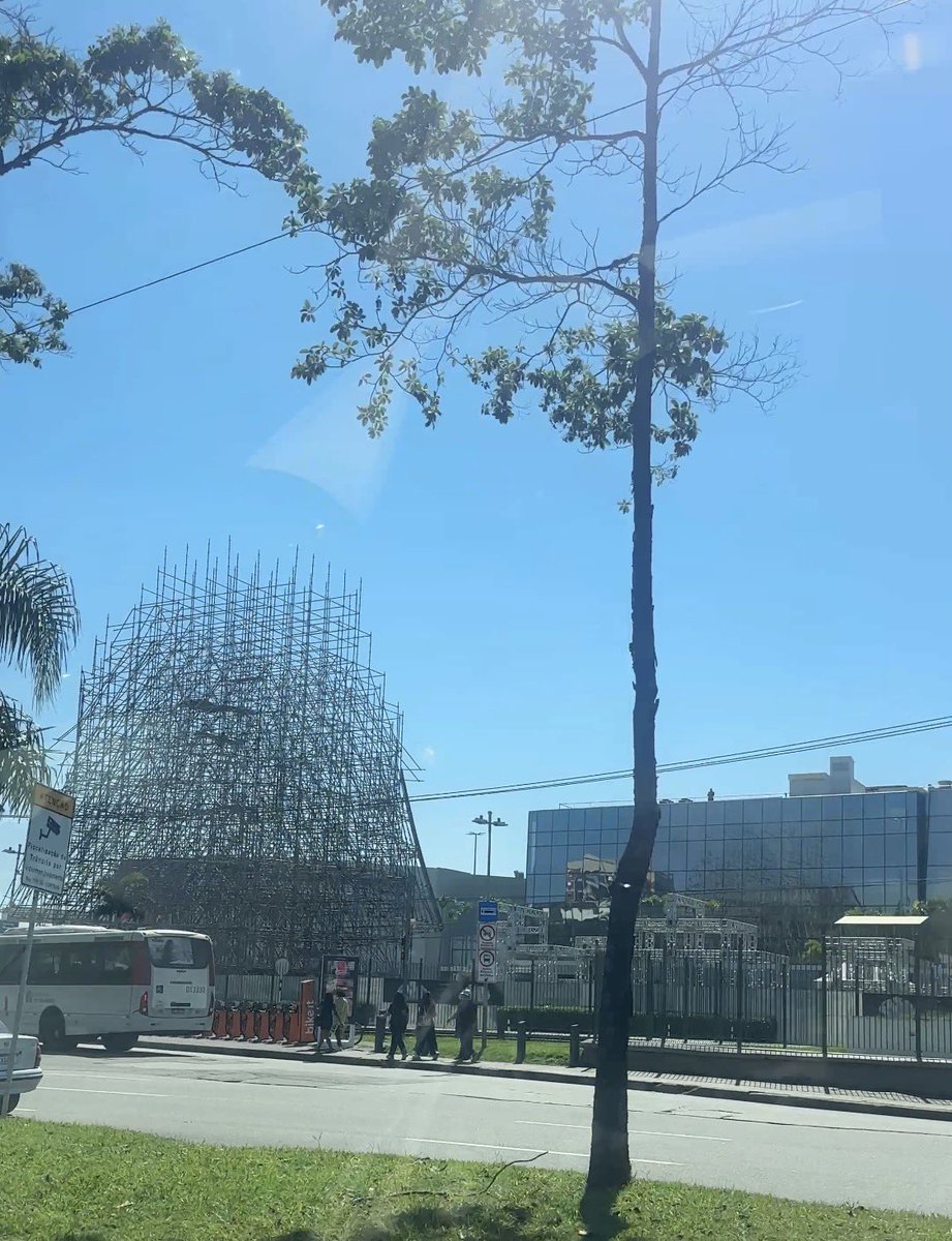 rizia_cerqueira's tweet photo. 🚨SETEMBRO 🚨

e já temos: 

Barra shopping montando a árvore de Natal e Guanabara vendendo panetone 🗣️ https://t.co/THrtRSuhtP