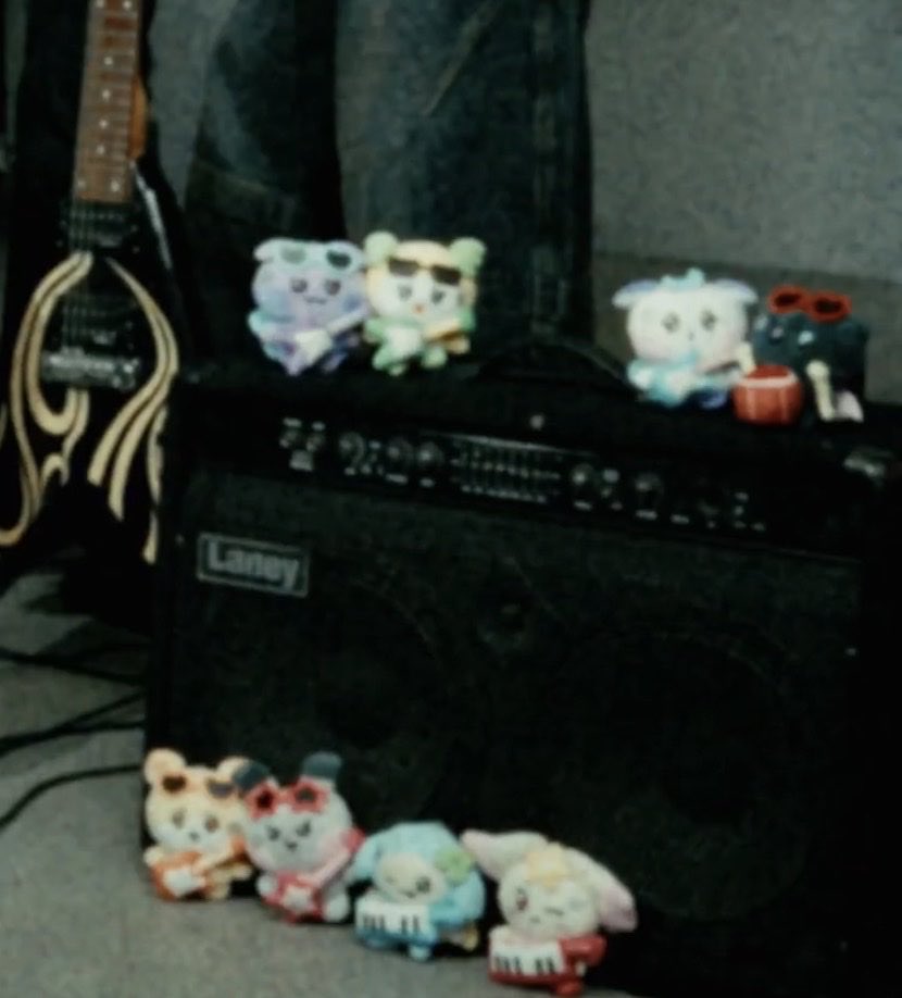 hjoongied's tweet photo. ddeongyo’s guitar is shaped like a star i’m going to freak out https://t.co/3m7QG8sk46