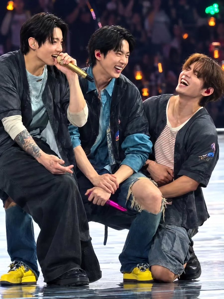 nm9711's tweet photo. Este trío 💜 https://t.co/XsgZkpCpd2