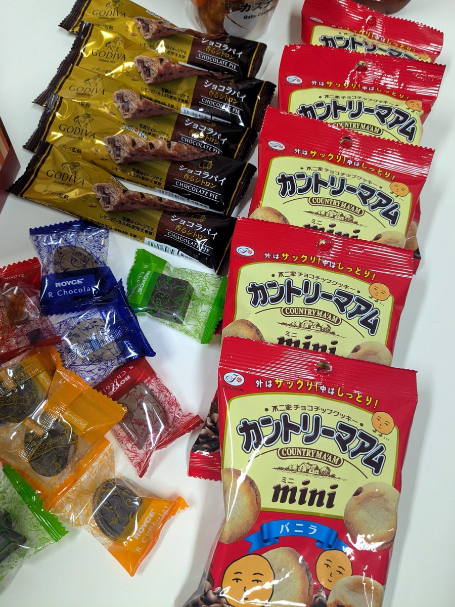 libreve's tweet photo. 今期2回目の練習。前回決めた曲だけだと少し時間が足りないので、もう一曲追加することに。曲が決まってあとはひたすら練習するのみ！
練習は結構体力を使うので栄養補給は大事。おやつはいつも通りどっさり！（補給し過ぎか？） https://t.co/P1OSb6hOWL