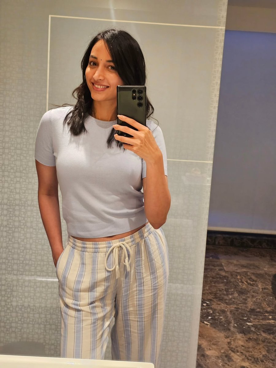 OnlyHeroines's tweet photo. Srinidhi Shetty 🩶😻 https://t.co/VAHpv3XopA