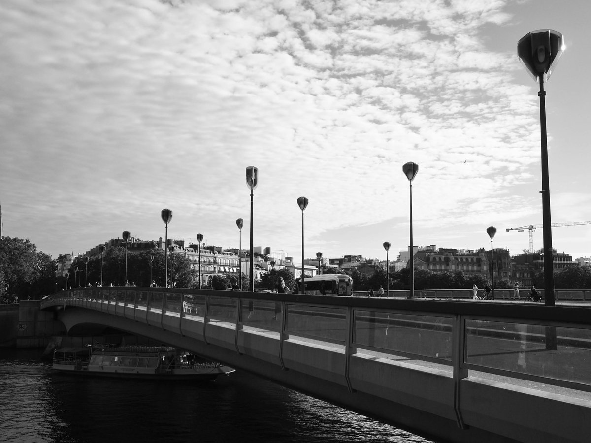 melaniejacx's tweet photo. BNW week. Monochrome City. https://t.co/hJ5C45JTD4
