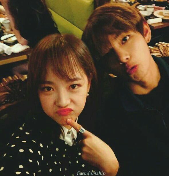 Sweetaonnie's tweet photo. #au #Kookv
Confused

TH es retado a ir a una fiesta vestido de chica. Allí termina besandose con un chico.

 ¿El problema? JK cree que se besó con Sejeong; la mejor amiga de su hermana.

JK jamás imaginó que la "chica" de sus sueños era, en realidad, el mellizo de Sejeong; TH. https://t.co/JOtQAp7UMt