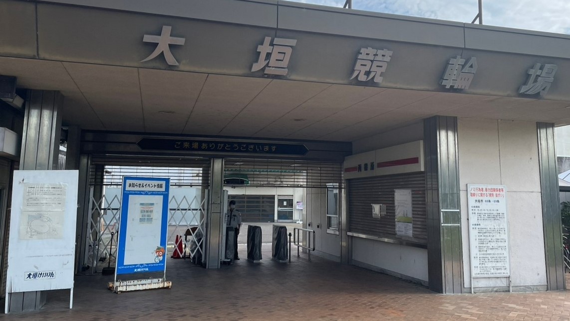 Pz62's tweet photo. 天気が良くないですが一応立川競輪場に来ています。今日は岐阜県大垣競輪場での報知新聞社杯争奪戦　お市の方賞  最終日決勝戦です。第10レース ガールズ決勝に我が応援選手の ＃松本詩乃 選手を応援します。デビュー当時より まんまる顔が細くなり成績向上して狙い所です。6-全で勝負！ https://t.co/EkuYWqZ2AQ