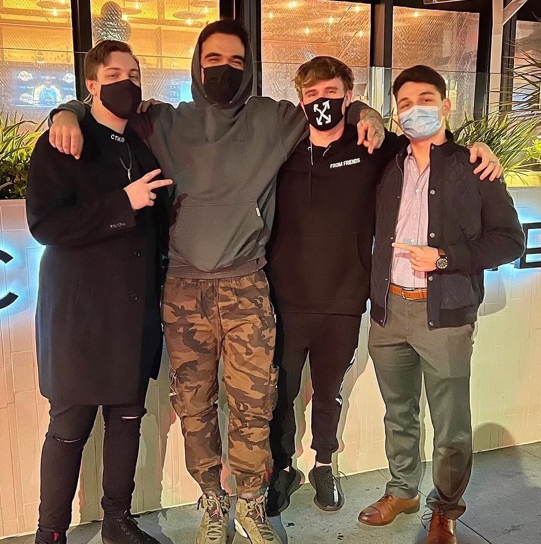 BunzTrae's tweet photo. If being IRL roommates with a NoPixel owner, dropping molly with him at EDC, and solving the gazino heist with TWO GODDAMN NoPixel owners can’t get you a Day 1 invite…
#JUSTICEFORRAY
#INVITEHABIBI https://t.co/ujfJkVjJSC