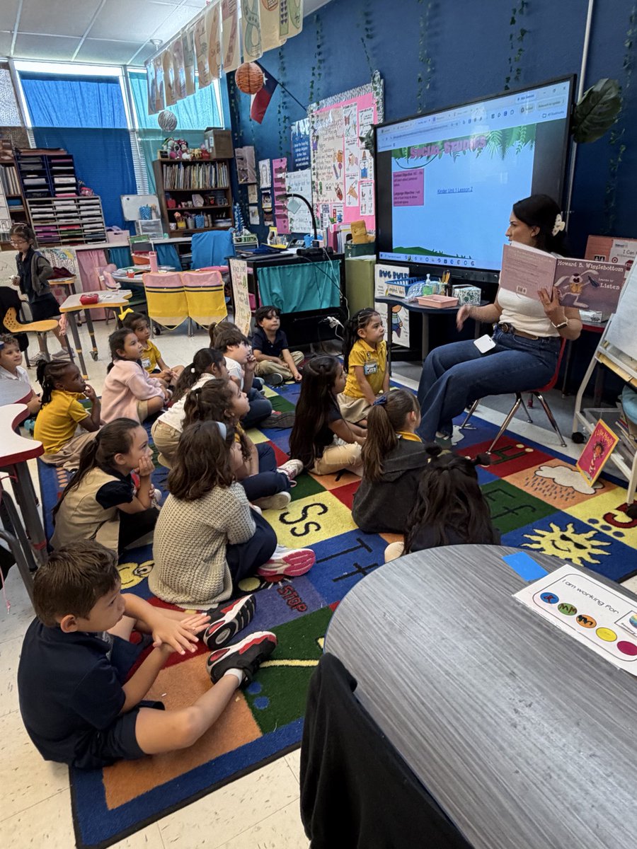 MeaganMartinrez's tweet photo. @jdoporto_yisd came to visit our class today and read an awesome book to our class! https://t.co/ZBkM67PdbZ