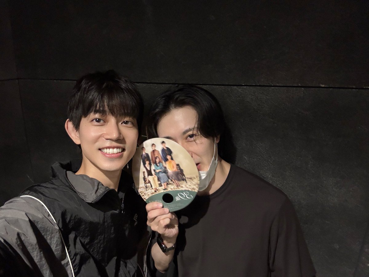 kensuke_mr6's tweet photo. #音楽劇39歳

皆様連日足を運んで頂き
誠にありがとうございます

こちらも毎公演
素敵に楽しく舞台の上に
立たせてもらっています

太田のもっくんさんが
来てくれました
久しぶりにお会いして
めちゃ嬉しかったし
もっくんさんずっとニコニコしてました

多分泣き散らかして
目が腫れているから
隠しているんだと
僕は思ってます