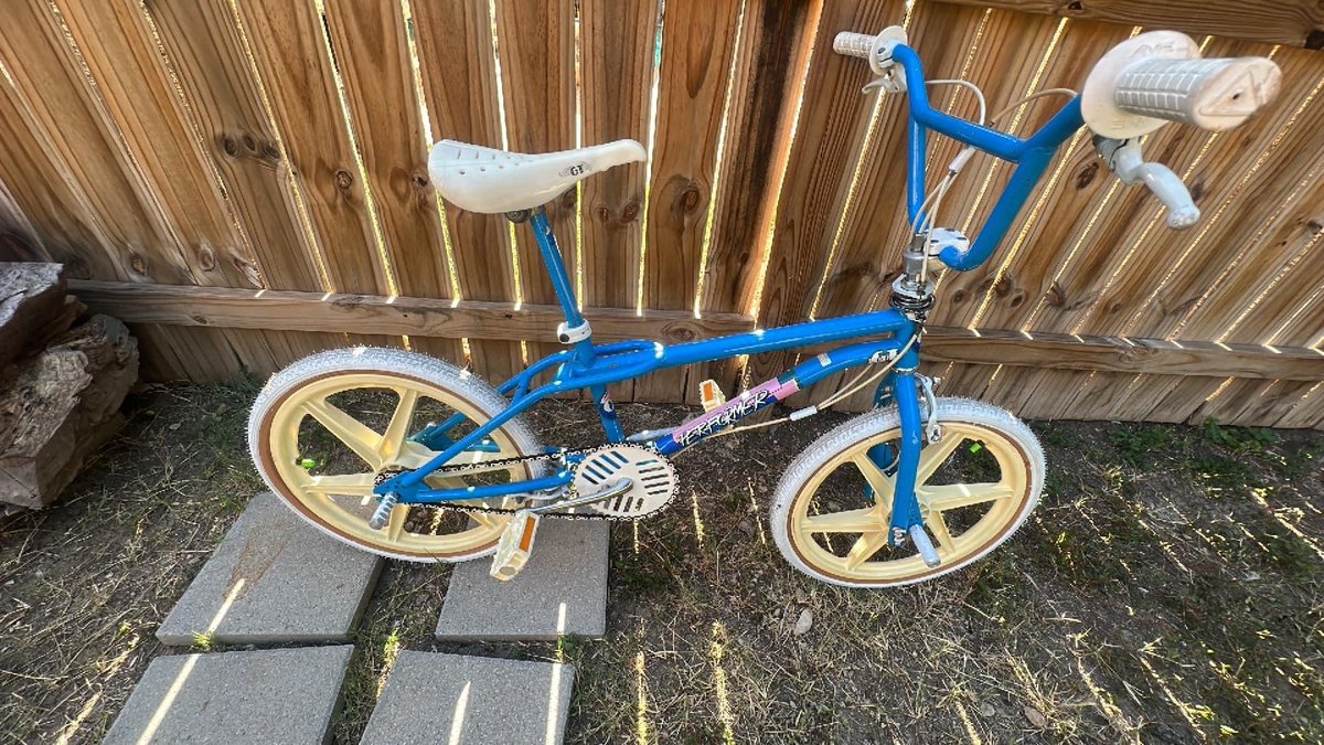 GenXBikes's tweet photo. 💲For sale. $1500 shipped.💲

1987 GT Performer survivor. Original Maui paint and decals in good shape. 
 
PM/DM me if you're interested.
.
.
#gtperformer #80s #maui #garyturner https://t.co/f5AIv8yjRg