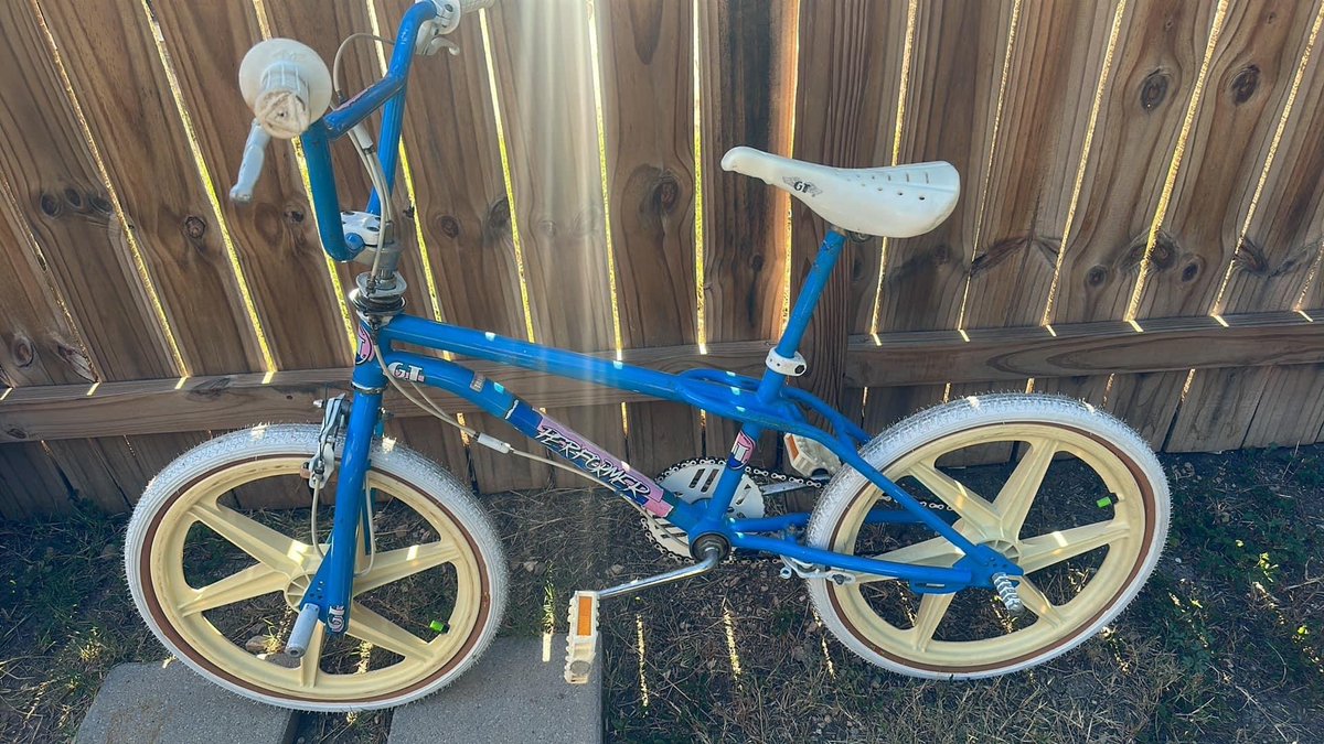 GenXBikes's tweet photo. 💲For sale. $1500 shipped.💲

1987 GT Performer survivor. Original Maui paint and decals in good shape. 
 
PM/DM me if you're interested.
.
.
#gtperformer #80s #maui #garyturner https://t.co/f5AIv8yjRg