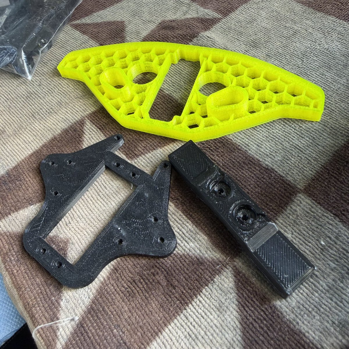 tooriame_rc's tweet photo. さて、いつまでもくよくよしてられないので、先日ひょんな事からTT02Fの3Dプリンターパーツを入手できたので、只今絶賛製作中です‼️そしてなぜかリヤから組み始める🤣作者さん拘りのベアリング穴塞ぎパーツでリヤバルク周りが引き締まりました👍🏻フロントは仮組です😊
#TT02F https://t.co/YQ2jwrEqTO