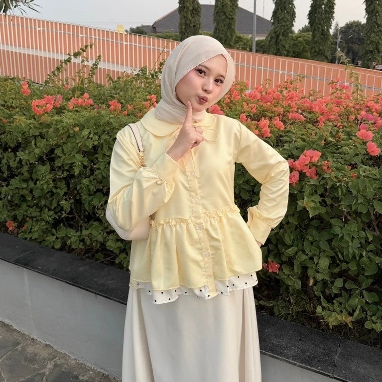 rianni2024's tweet photo. soft yellow, peplum vibes, little details 🌼
outfit ini vibesnya soft dan manis banget, blouse kuningnya lucu dengan ruffle &amp; peplum yang cantik 💛 https://t.co/4N4XpcMuHv