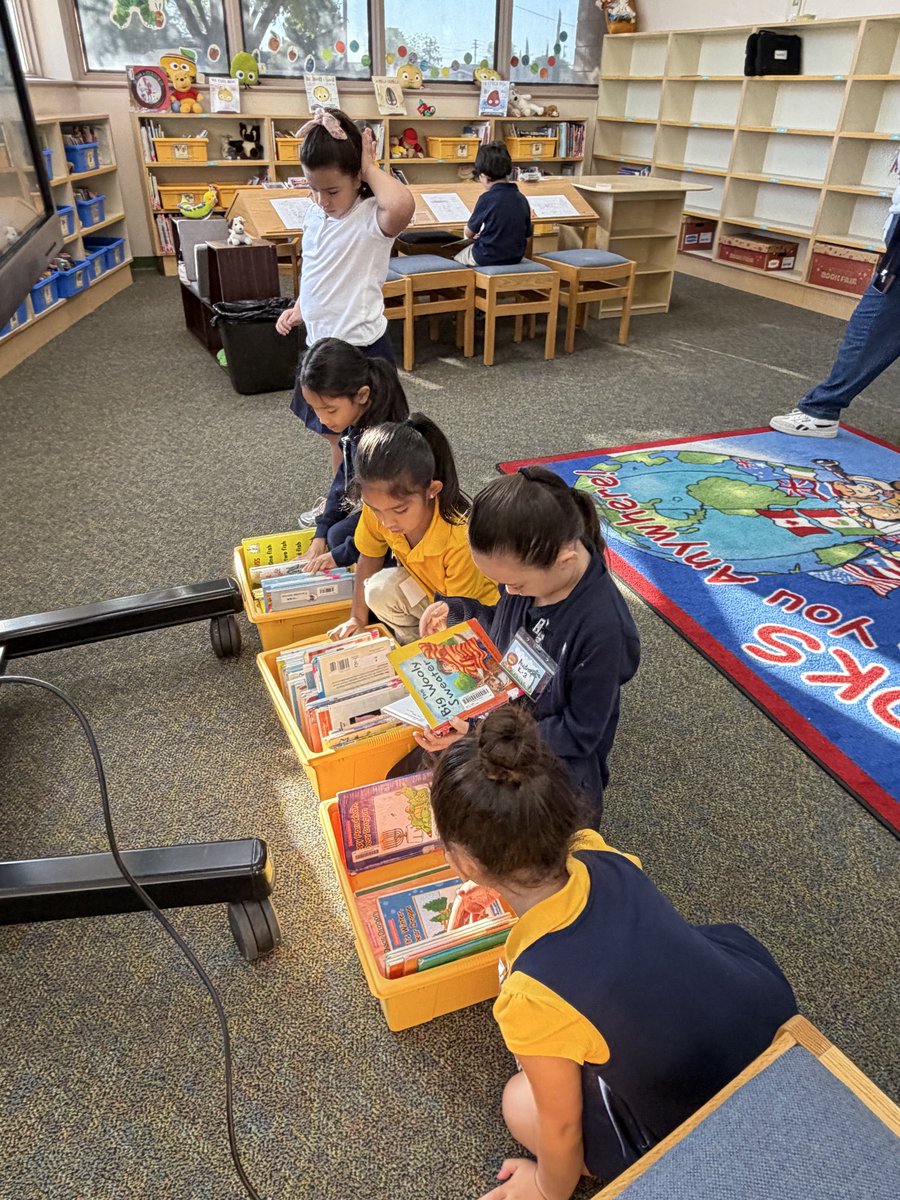MeaganMartinrez's tweet photo. Our class love library time! 📚 https://t.co/1LTrHMpOy2