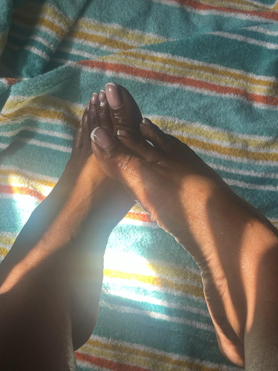 plusshellytoes's tweet photo. Happy Hump Day! I need a dick between my soles 🦶🏾💦💦  #soles #feet #footfetısh #footjob #prettyfeet https://t.co/8j3ASlTo54