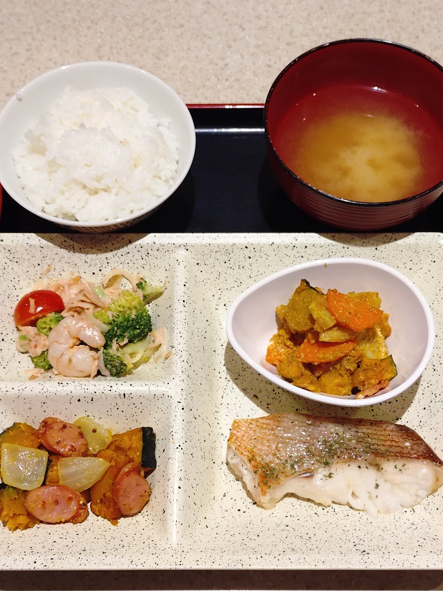 tukiko_18's tweet photo. 本日（9月9日）のランチプレート。メインはポークケチャップ（肉）、赤魚のムニエル（魚）、おすすめはシーフードサラダ！お肉、お魚はどちらか選べます。菜呑タイ���（夜）でも単品で召し上がれます🍺蒸し暑い日は食べて元気に
＃西大井ランチ　＃定食　#惣菜　#弁当　#和食　#1人呑み #西大井居酒屋居 https://t.co/83r0TJ697g