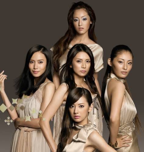kagayusaku's tweet photo. この頃のコフレドールも強かったねえ〜！ヴィセは安室奈美恵一強だったし「あの人みたいになりたいものよ」の評価が高い人じゃなきゃ化粧品広告は難しいよね。牧歌的なブランドなら素朴系でもいいんだろうけど、大手に要るのは誰にも文句言わせない美人、PCなんぞ顔の圧で跳ね除けてしまえるようなね。 https://t.co/jb4s4cYvgE
