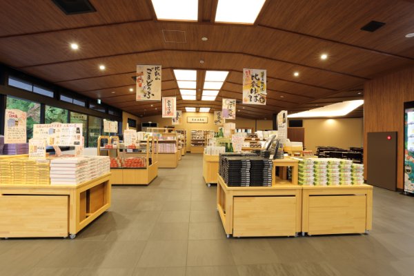 okuhiei's tweet photo. 延暦寺バスセンター売店は、2026年9月4日から叡山亭と店名を変更してリニューアルオープンいたしました。
延暦寺ご参拝の拠点としてお立ち寄りいただければ幸いです。
従来通り店舗は、お土産処・甘味処比叡茶寮・そば処鶴喜そばになります。 https://t.co/SE3DrcUVQY